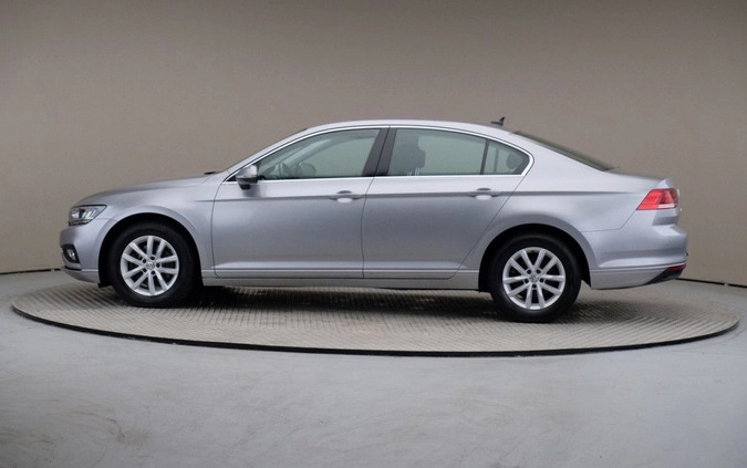 Volkswagen Passat cena 79899 przebieg: 84057, rok produkcji 2019 z Łabiszyn małe 172